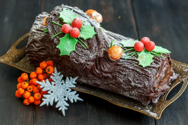 Bûche de Noël : un dessert de Noël français populaire.