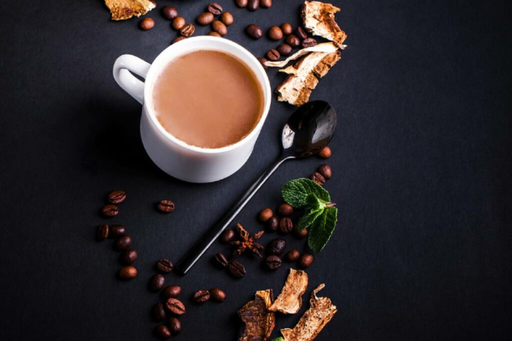 Café aux champignons dans une tasse blanche.