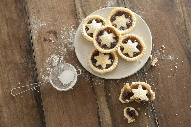 Une assiette de tartelettes.